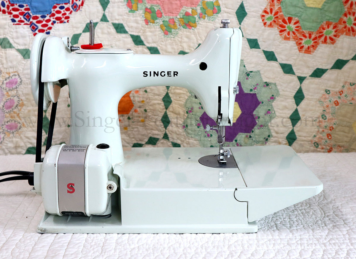 Singer Featherweight 221K Sewing Machine, WHITE EV957***