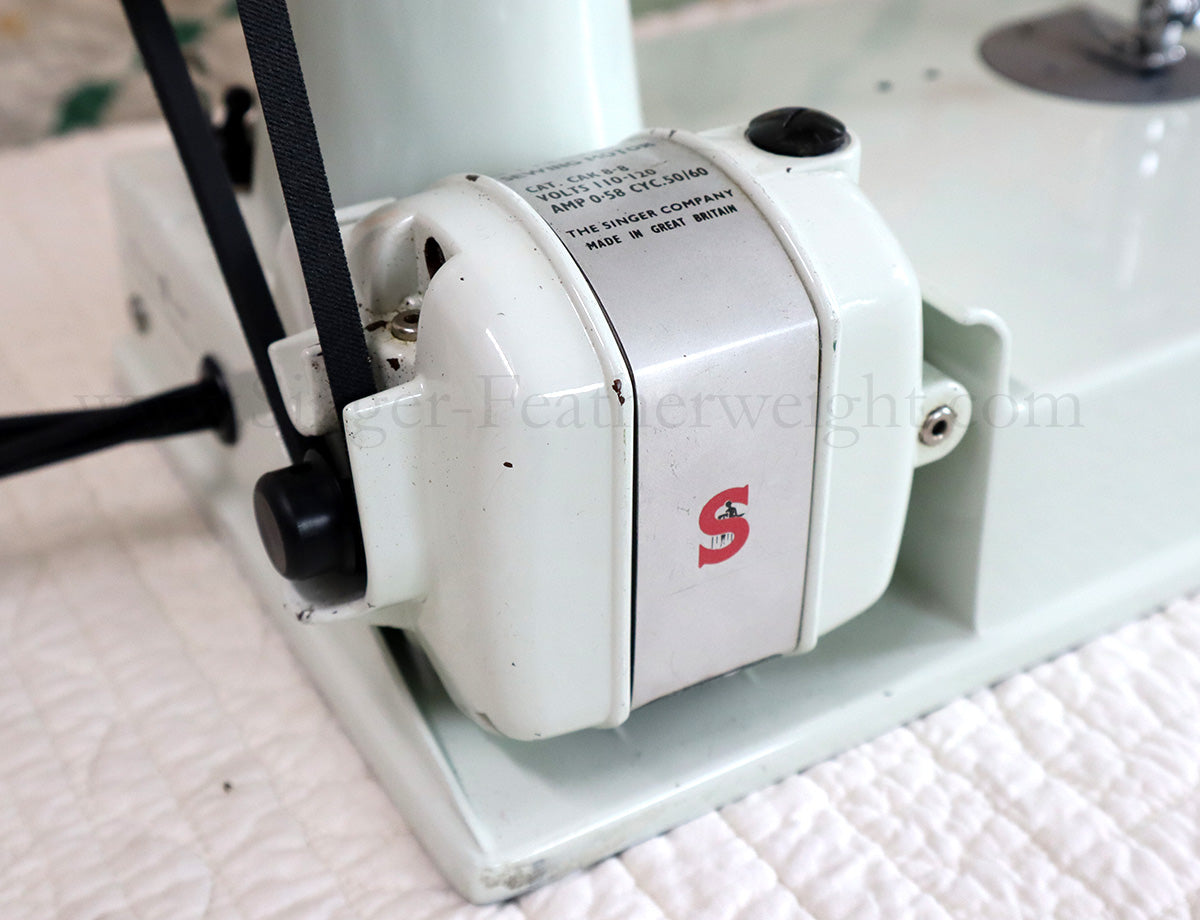 Singer Featherweight 221K Sewing Machine, WHITE EV957***