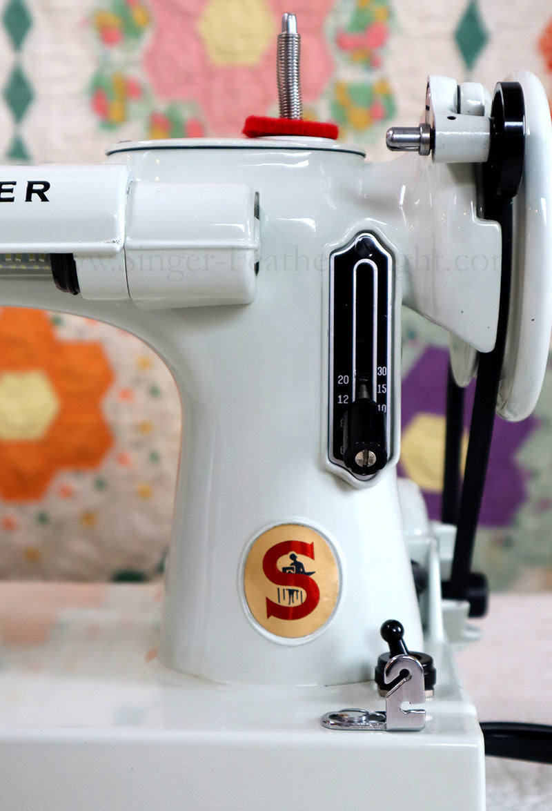 Singer Featherweight 221K Sewing Machine, WHITE EV957***