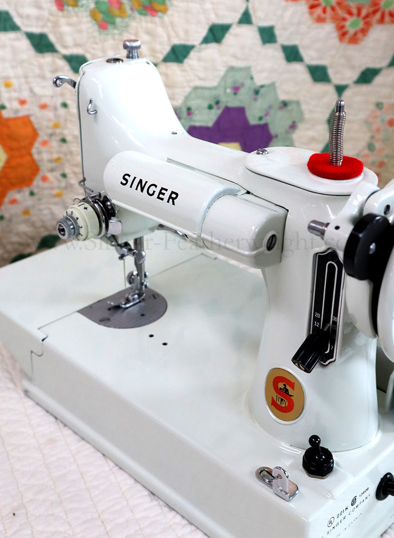 Singer Featherweight 221K Sewing Machine, WHITE EV957***