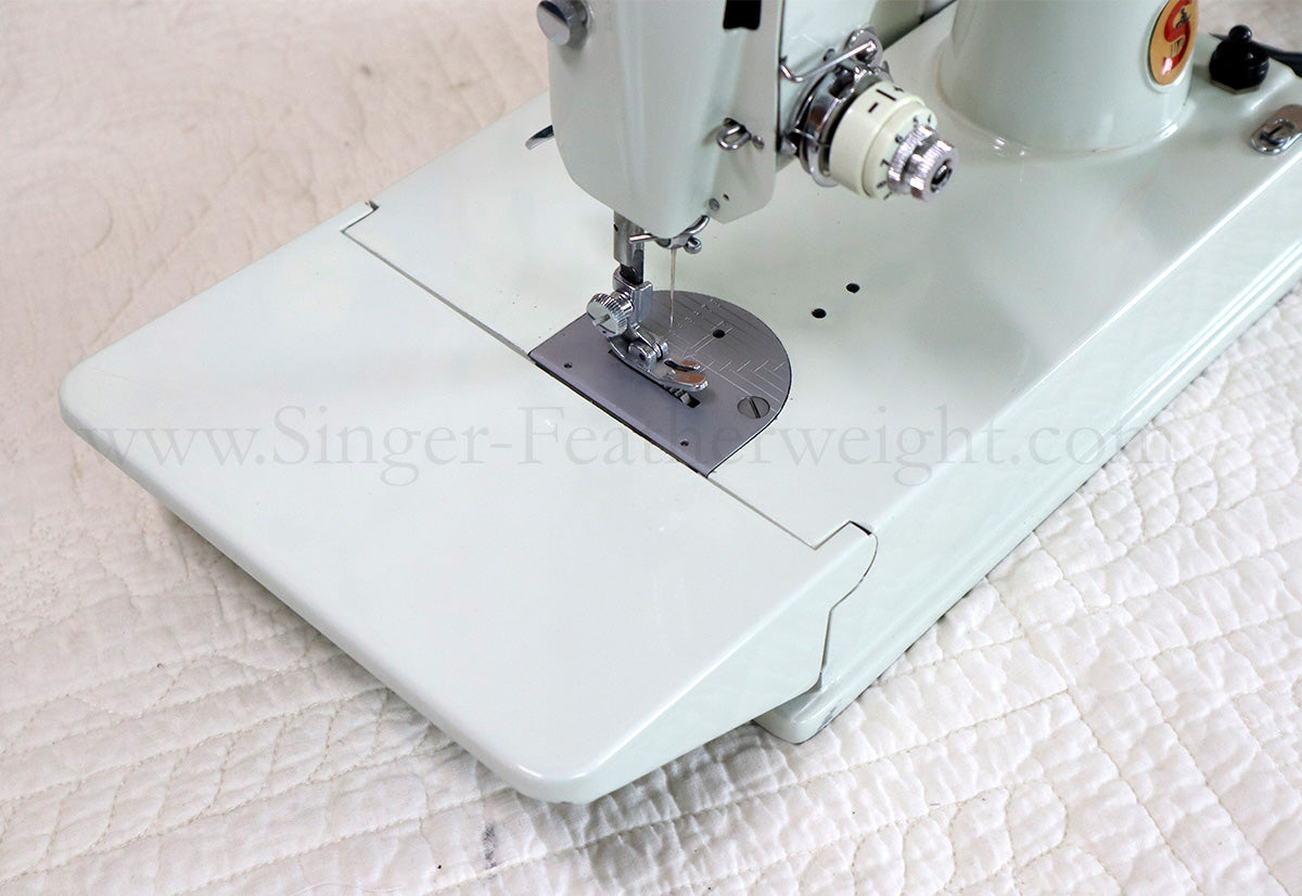 Singer Featherweight 221K Sewing Machine, WHITE EV957***