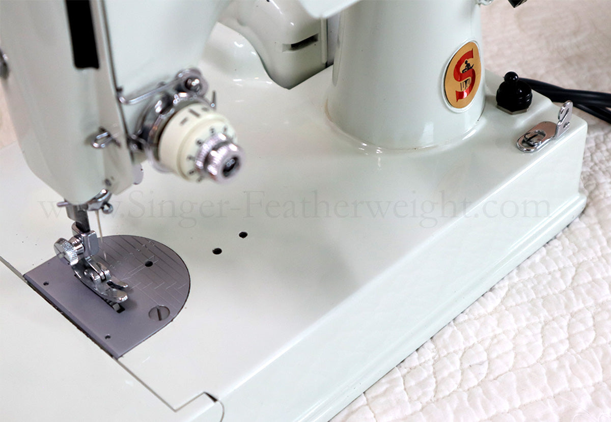 Singer Featherweight 221K Sewing Machine, WHITE EV957***