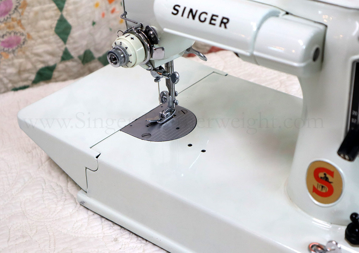 Singer Featherweight 221K Sewing Machine, WHITE EV957***