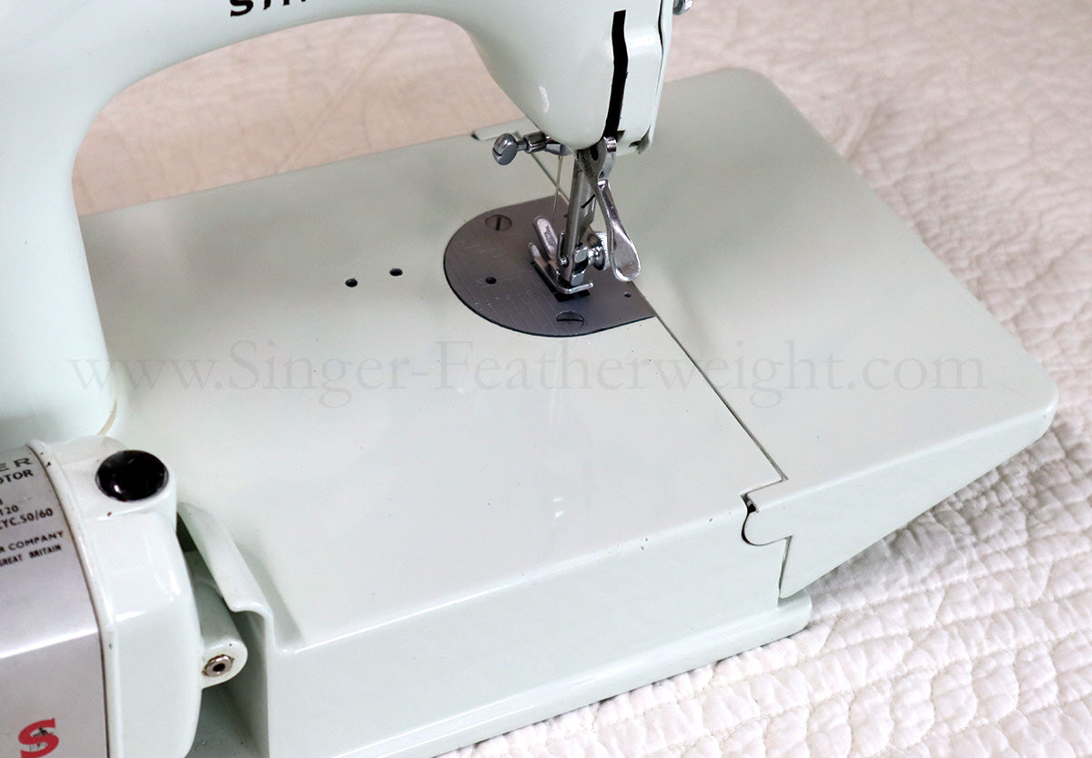 Singer Featherweight 221K Sewing Machine, WHITE EV957***