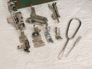 Load image into Gallery viewer, Singer Featherweight 222K Sewing Machine EM6028***