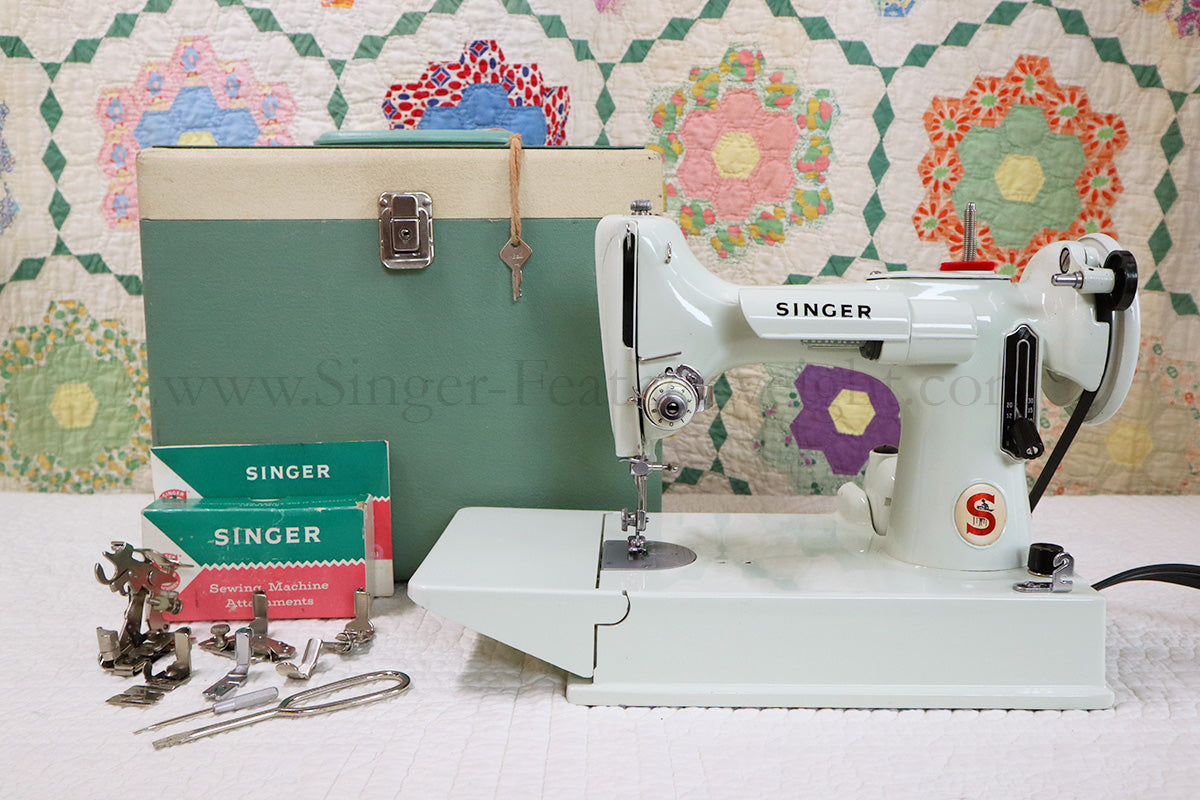 Singer Featherweight 221K Sewing Machine, WHITE EV903***