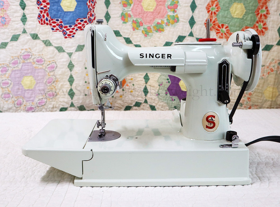 Singer Featherweight 221K Sewing Machine, WHITE EV903***