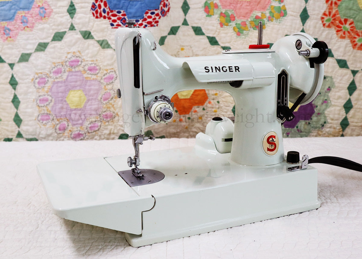 Singer Featherweight 221K Sewing Machine, WHITE EV903***