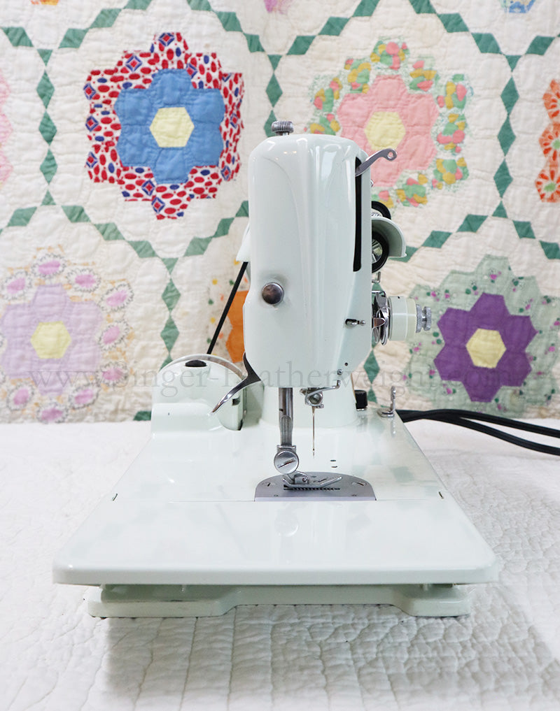 Singer Featherweight 221K Sewing Machine, WHITE EV903***