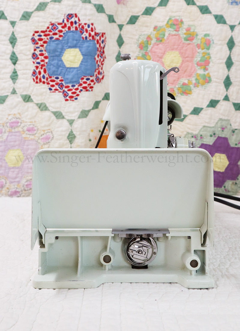 Singer Featherweight 221K Sewing Machine, WHITE EV903***