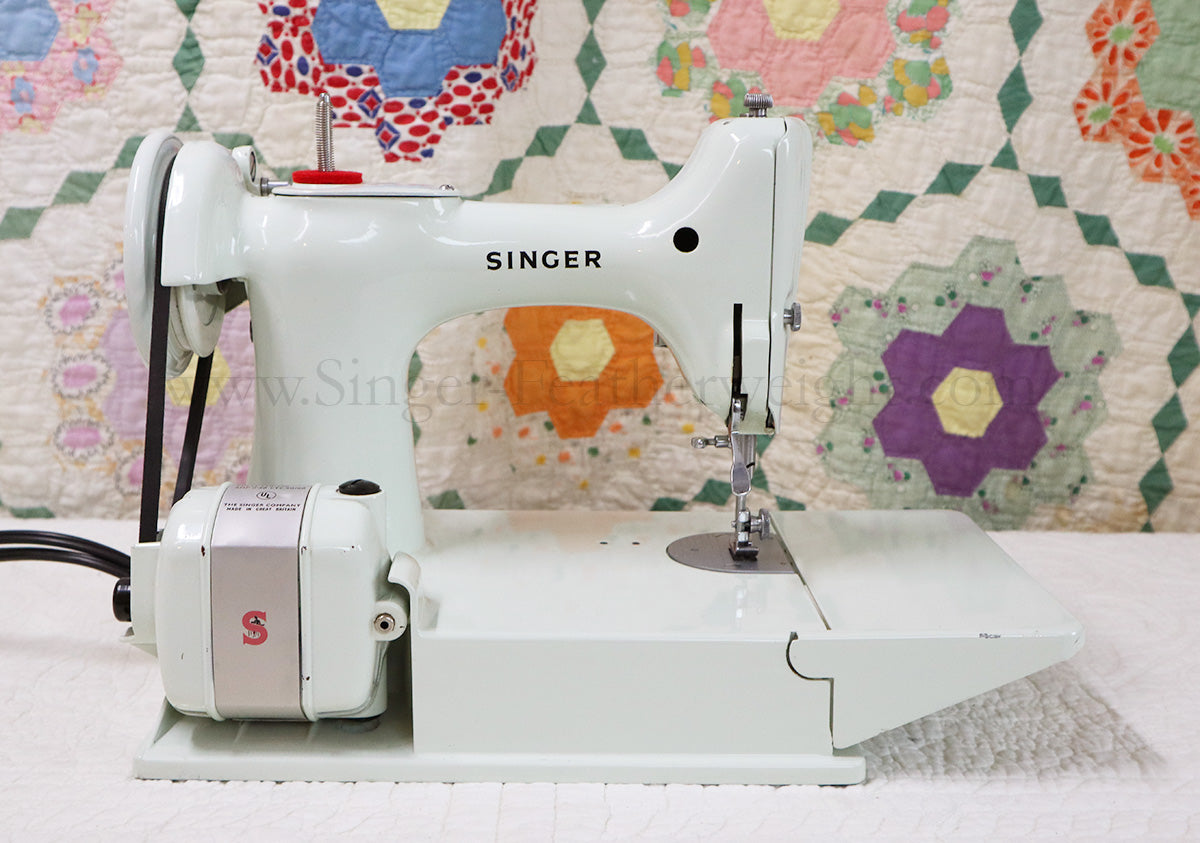 Singer Featherweight 221K Sewing Machine, WHITE EV903***