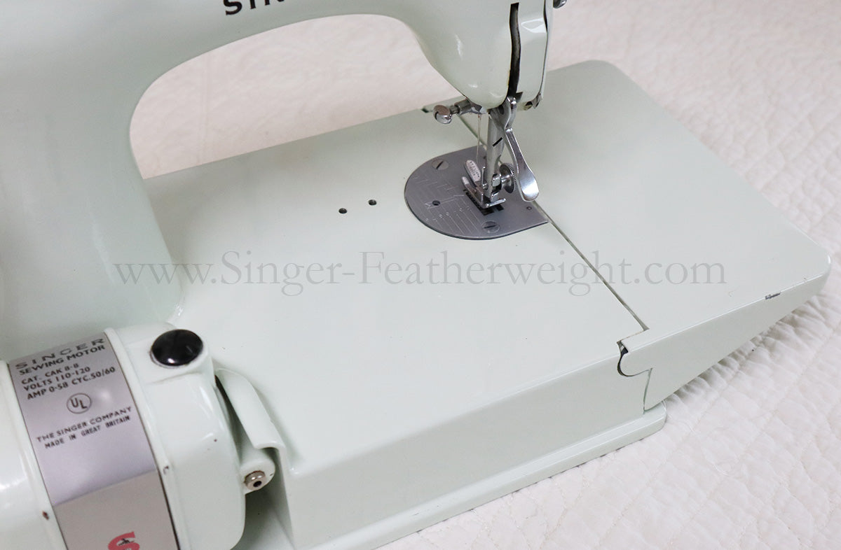 Singer Featherweight 221K Sewing Machine, WHITE EV903***