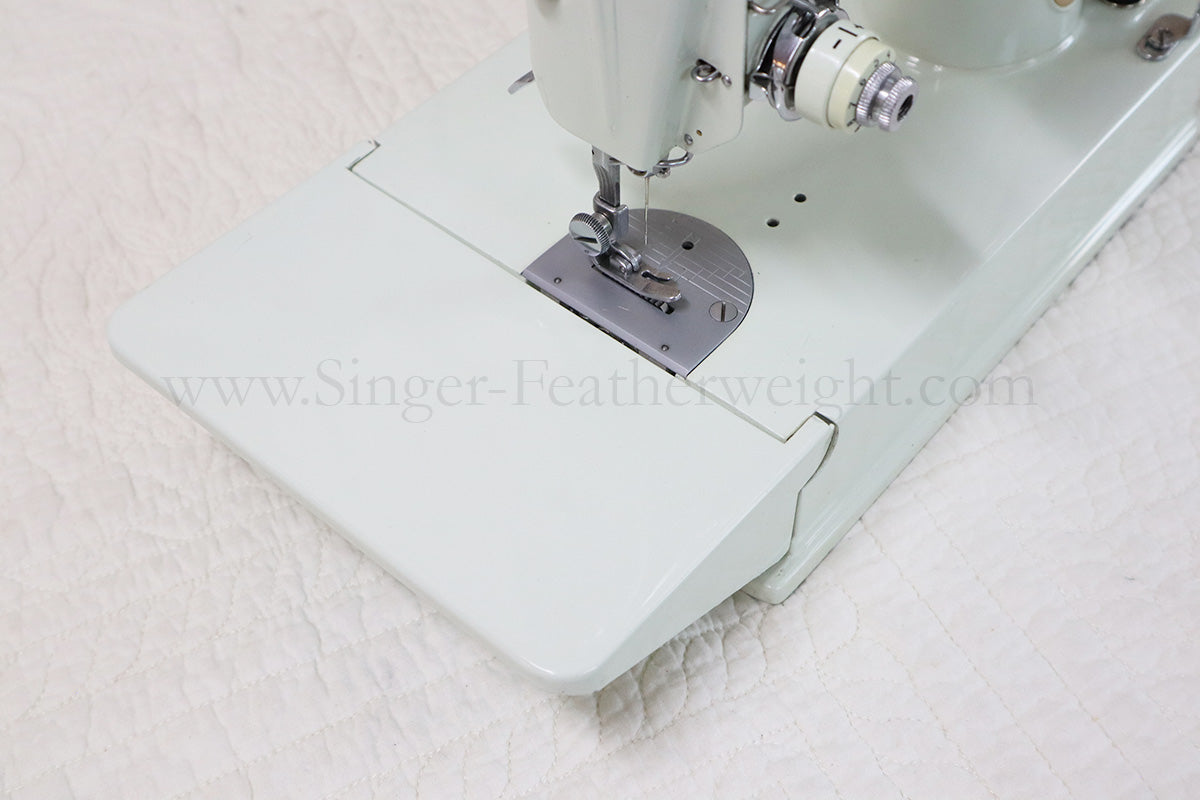 Singer Featherweight 221K Sewing Machine, WHITE EV903***