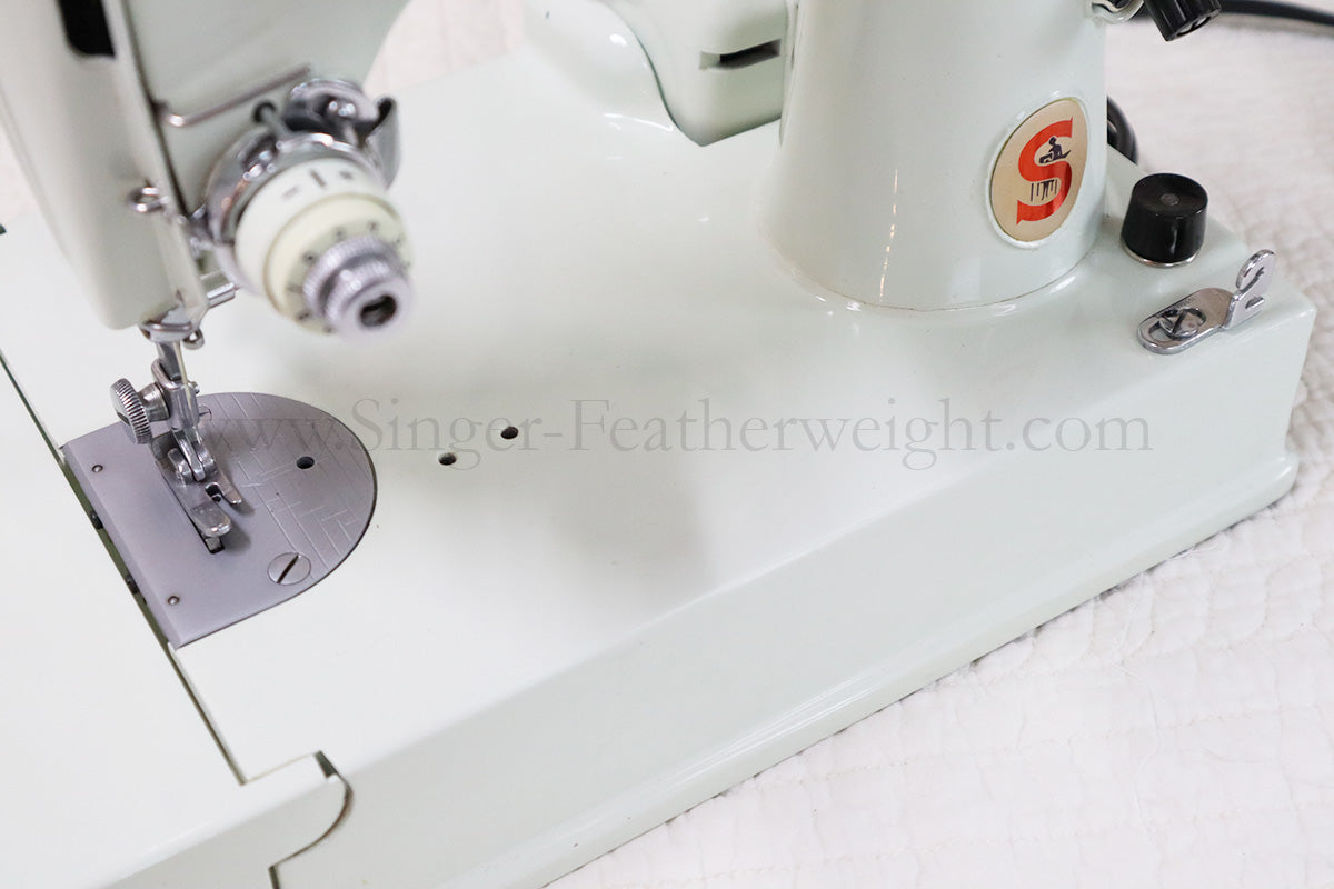 Singer Featherweight 221K Sewing Machine, WHITE EV903***