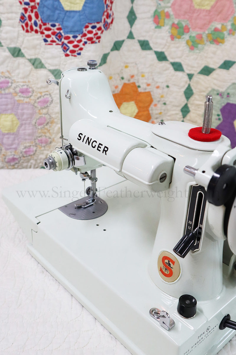 Singer Featherweight 221K Sewing Machine, WHITE EV903***