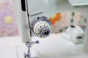 Singer Featherweight 221K Sewing Machine, WHITE EV903***