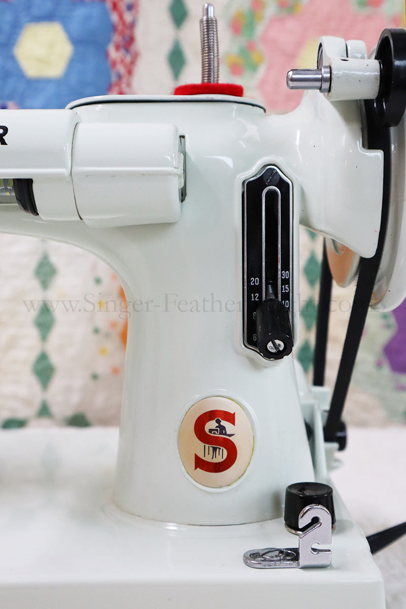 Singer Featherweight 221K Sewing Machine, WHITE EV903***