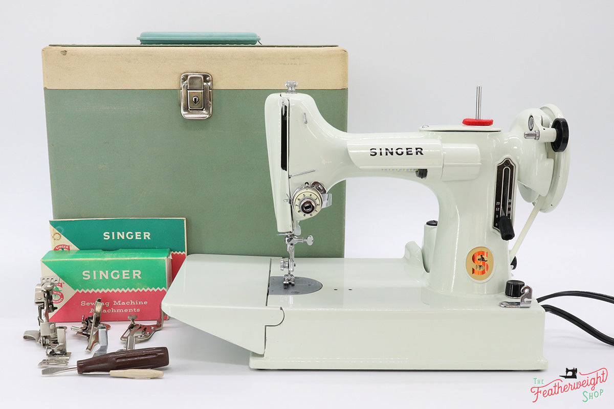 Singer Featherweight 221 Sewing Machine, WHITE EV985***