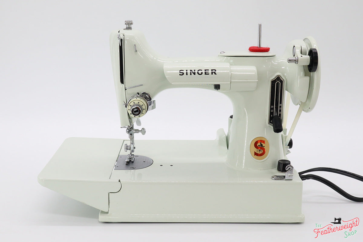 Singer Featherweight 221 Sewing Machine, WHITE EV985***