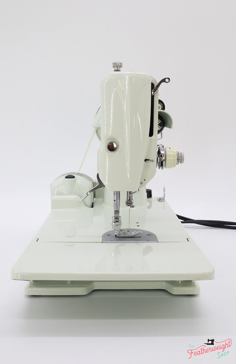 Singer Featherweight 221 Sewing Machine, WHITE EV985***