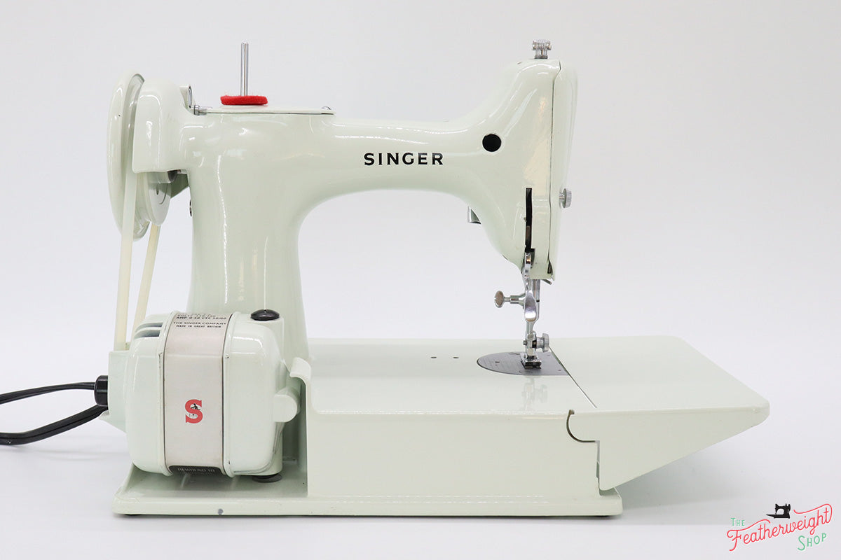 Singer Featherweight 221 Sewing Machine, WHITE EV985***