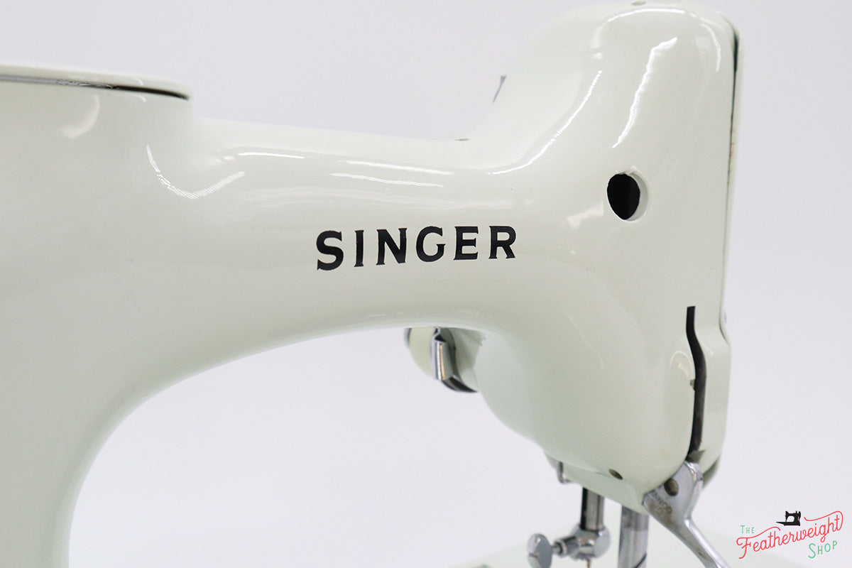 Singer Featherweight 221 Sewing Machine, WHITE EV985***