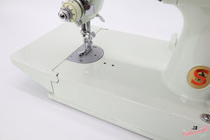 Singer Featherweight 221 Sewing Machine, WHITE EV985***