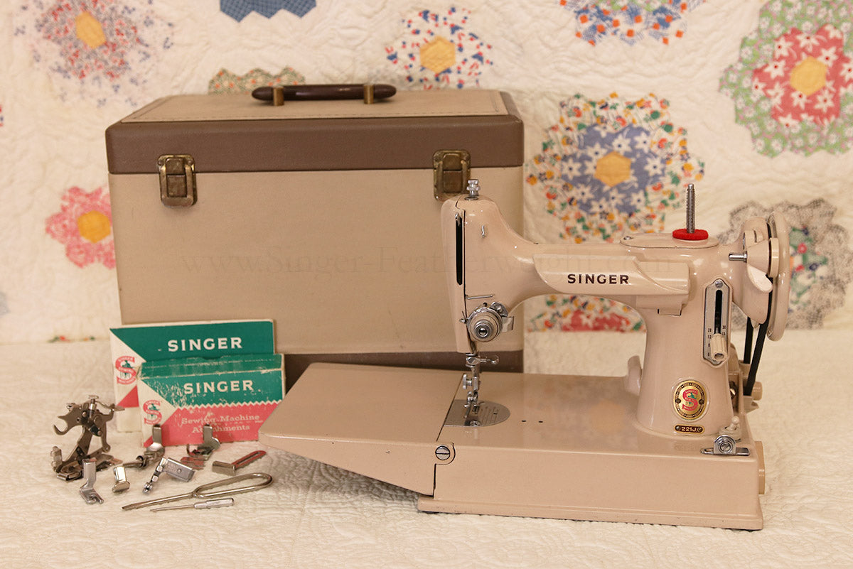 Singer Featherweight 221 Sewing Machine, TAN JE157***