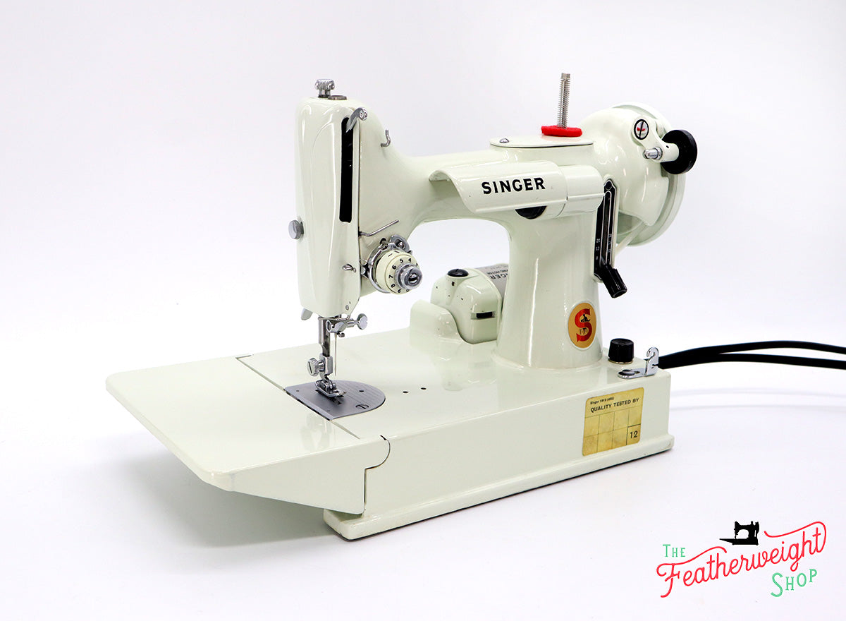 Singer Featherweight 221 Sewing Machine, WHITE EV928*** - ORIGINAL BOX