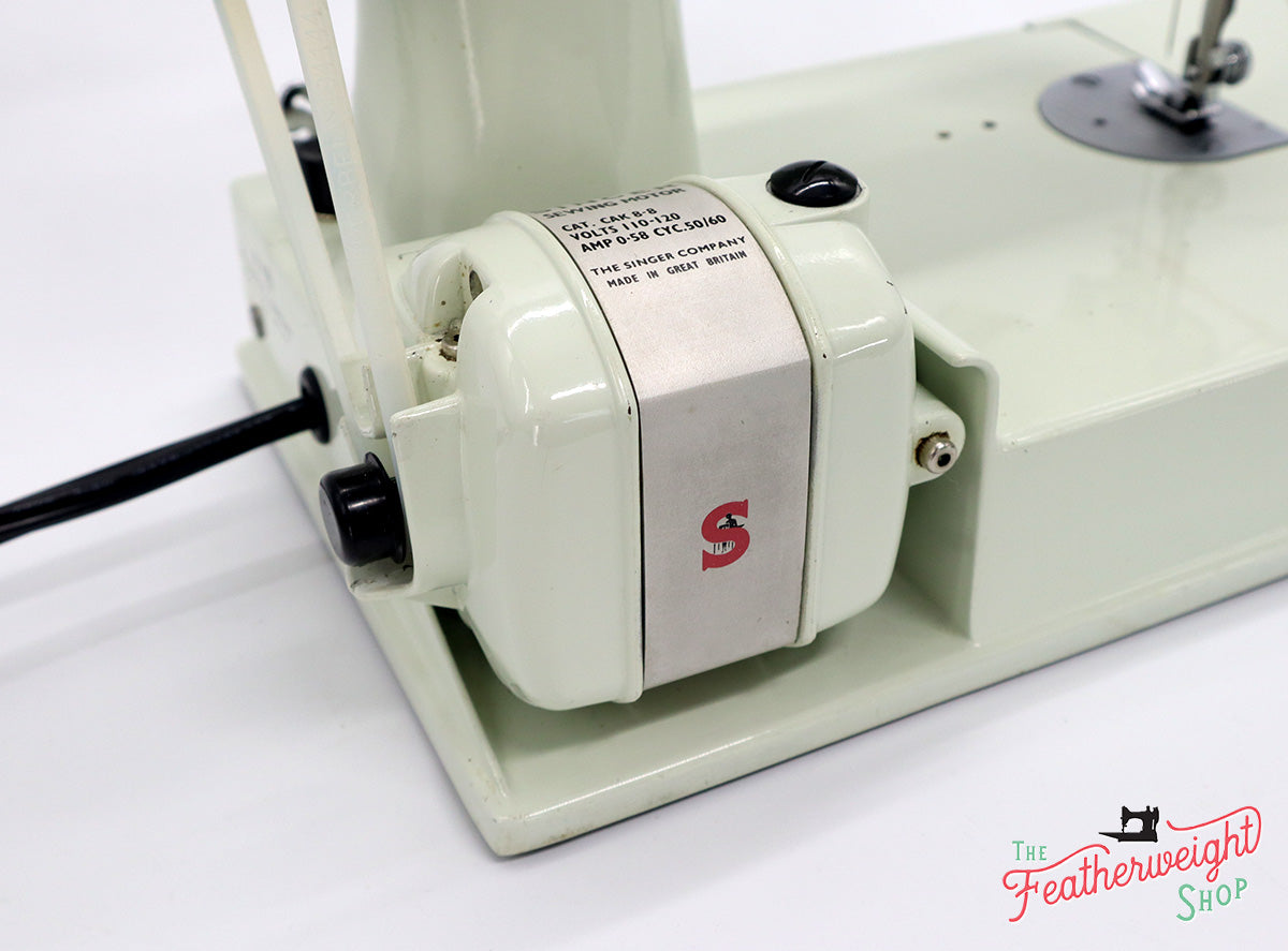 Singer Featherweight 221 Sewing Machine, WHITE EV928*** - ORIGINAL BOX