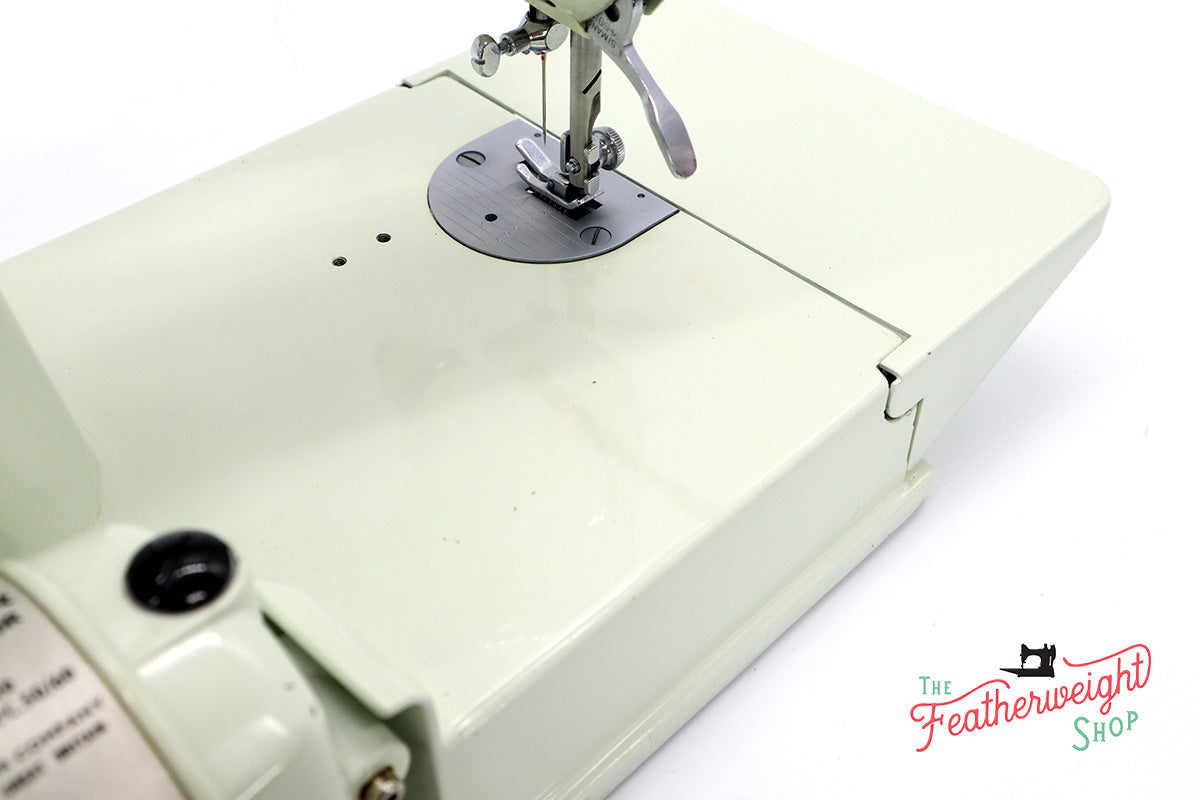 Singer Featherweight 221 Sewing Machine, WHITE EV928*** - ORIGINAL BOX