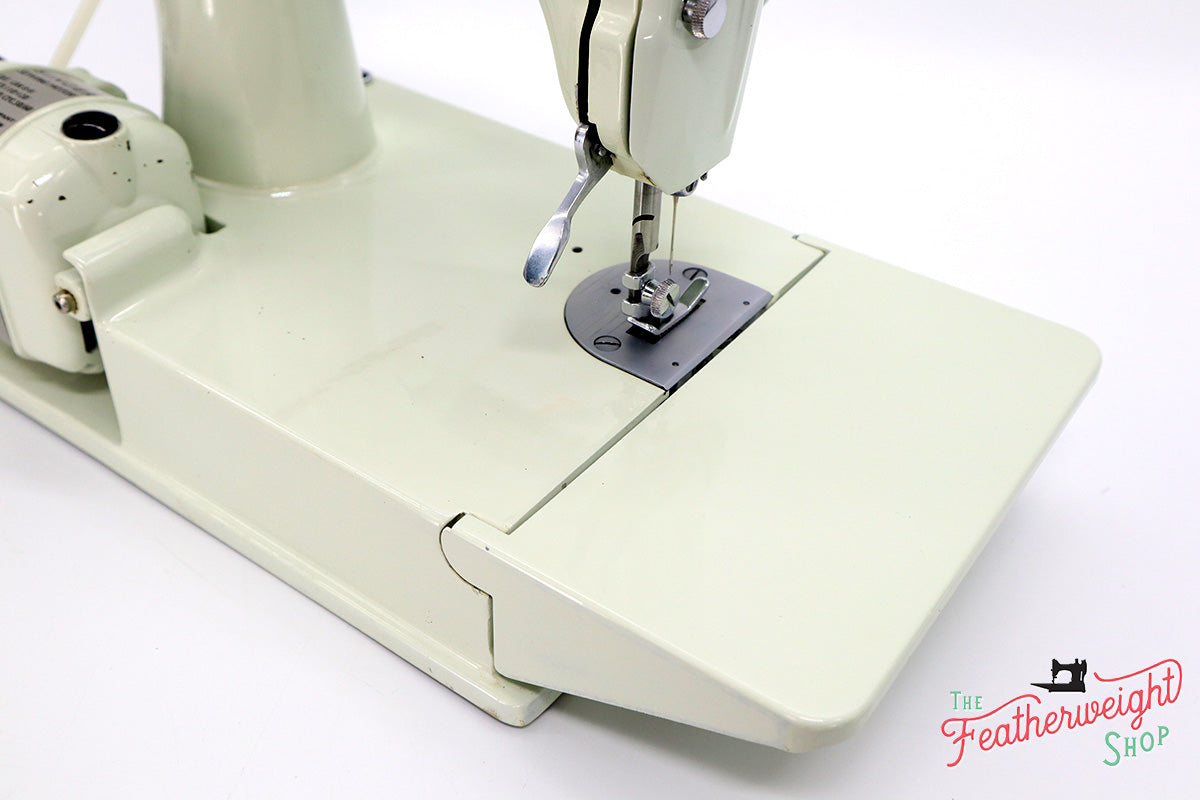 Singer Featherweight 221 Sewing Machine, WHITE EV928*** - ORIGINAL BOX