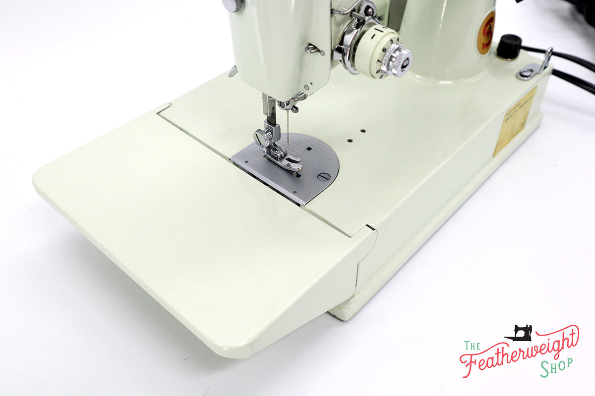 Singer Featherweight 221 Sewing Machine, WHITE EV928*** - ORIGINAL BOX