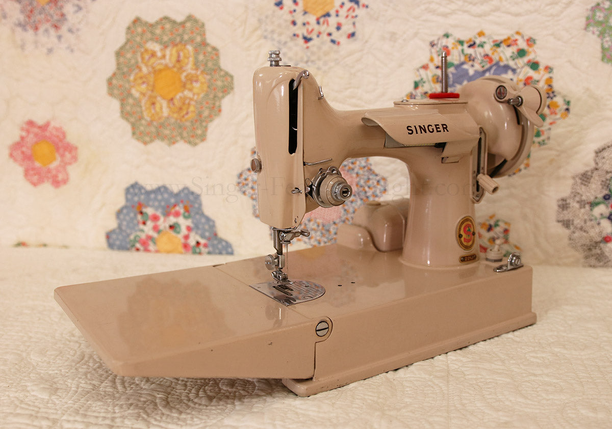 Singer Featherweight 221 Sewing Machine, TAN JE157***