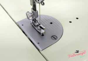 Singer Featherweight 221 Sewing Machine, WHITE EV928*** - ORIGINAL BOX