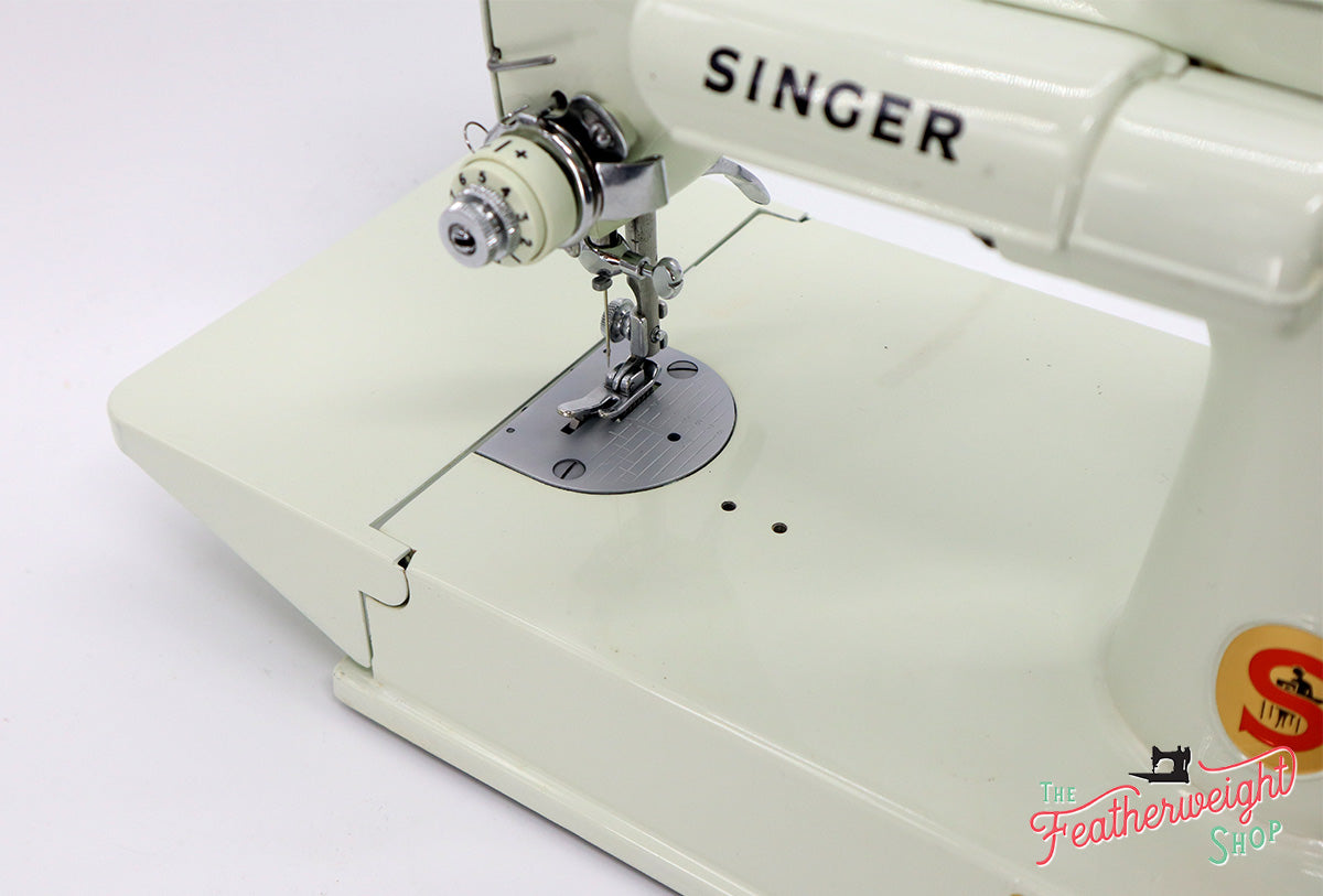 Singer Featherweight 221 Sewing Machine, WHITE EV928*** - ORIGINAL BOX