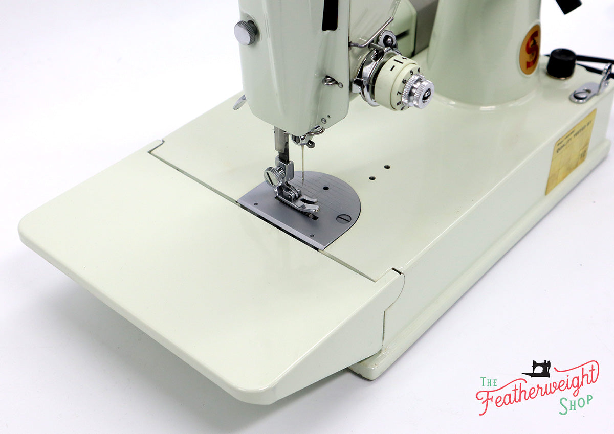 Singer Featherweight 221 Sewing Machine, WHITE EV928*** - ORIGINAL BOX