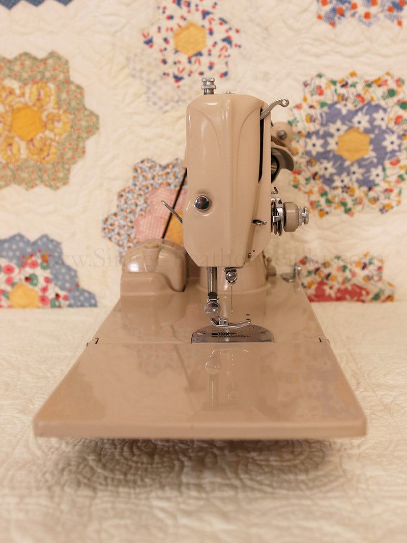 Singer Featherweight 221 Sewing Machine, TAN JE157***