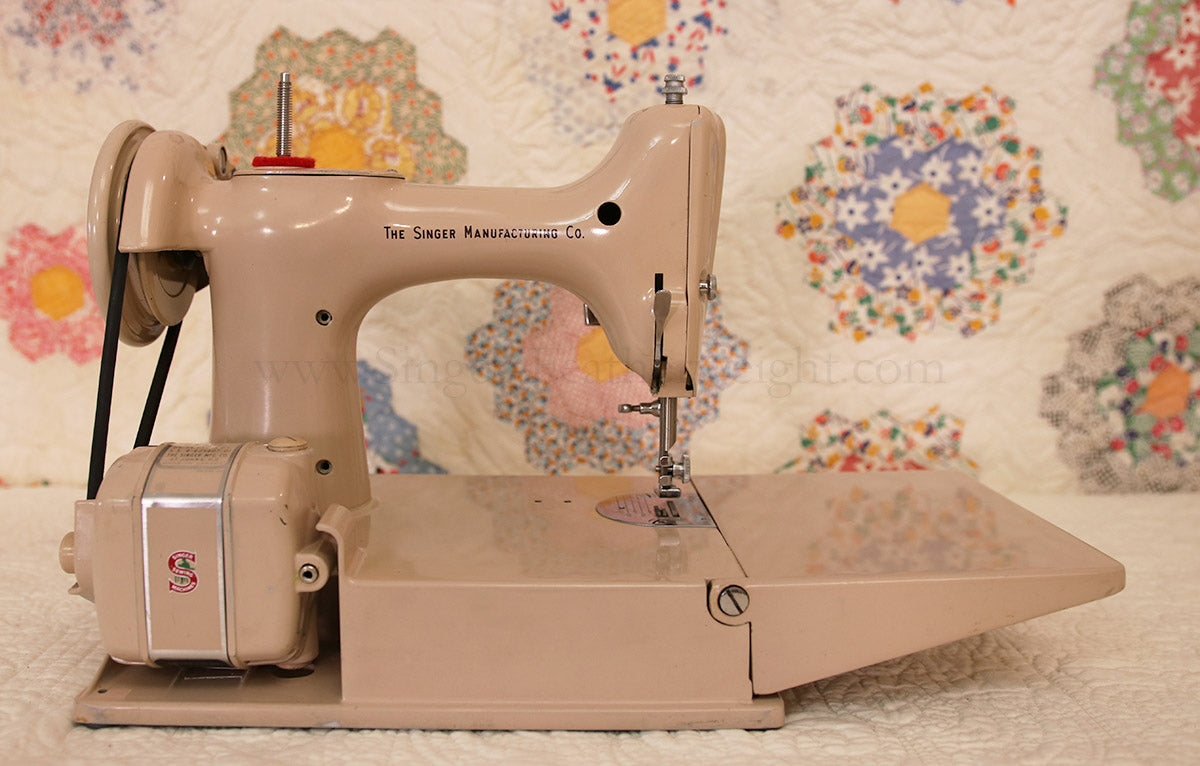 Singer Featherweight 221 Sewing Machine, TAN JE157***