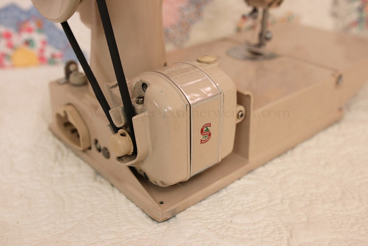 Singer Featherweight 221 Sewing Machine, TAN JE157***