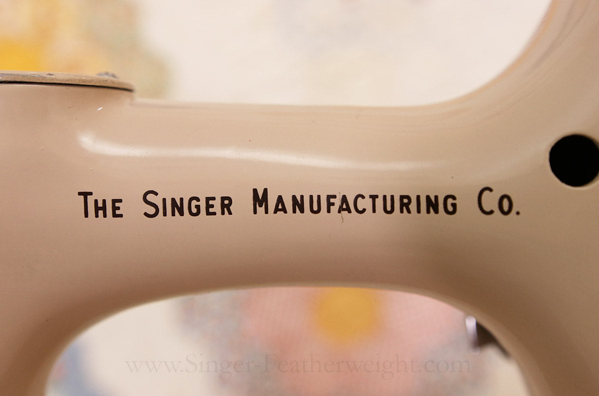 Singer Featherweight 221 Sewing Machine, TAN JE157***