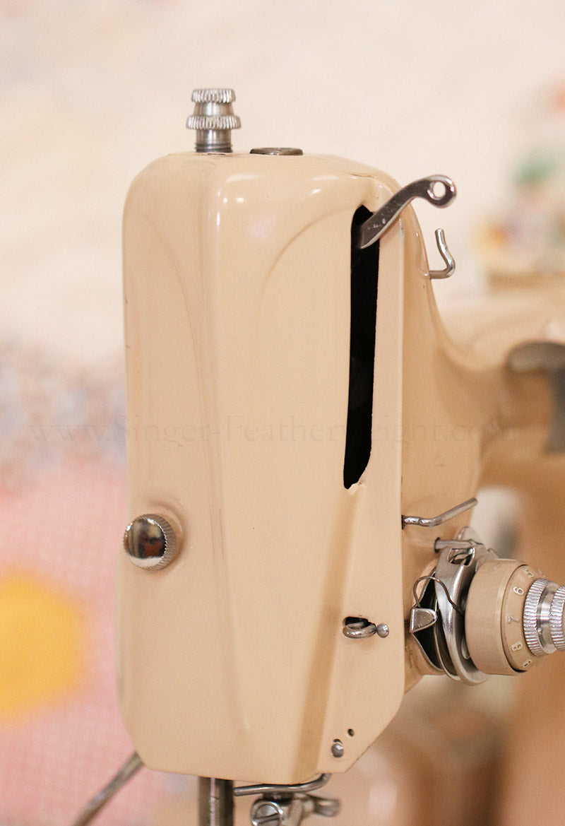 Singer Featherweight 221 Sewing Machine, TAN JE157***