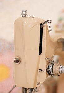 Singer Featherweight 221 Sewing Machine, TAN JE157***