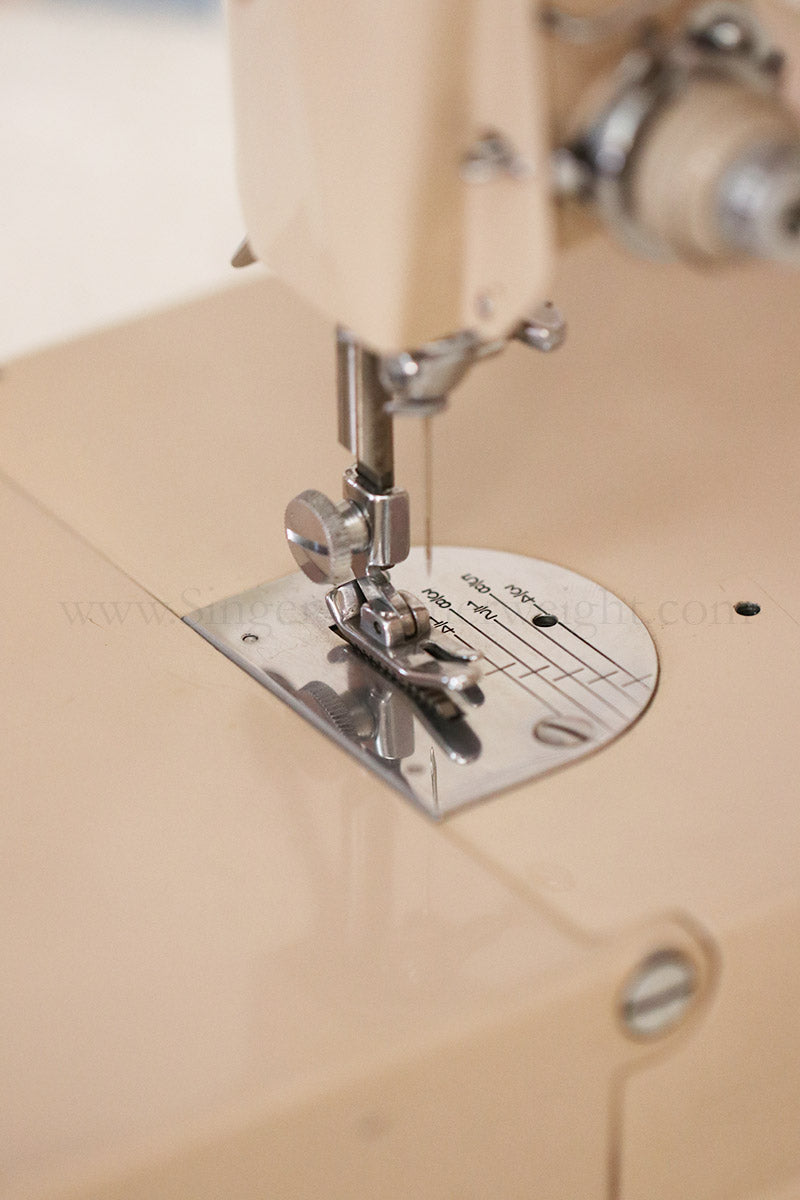 Singer Featherweight 221 Sewing Machine, TAN JE157***