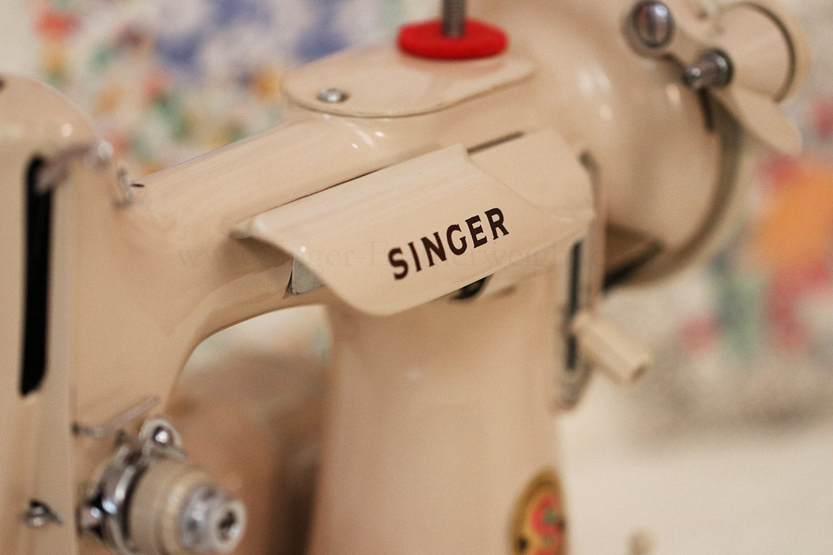 Singer Featherweight 221 Sewing Machine, TAN JE157***