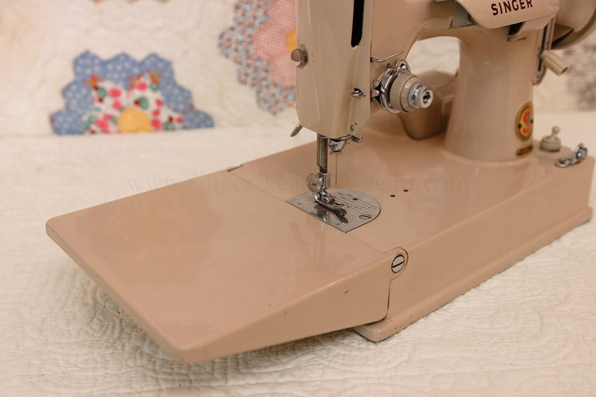 Singer Featherweight 221 Sewing Machine, TAN JE157***