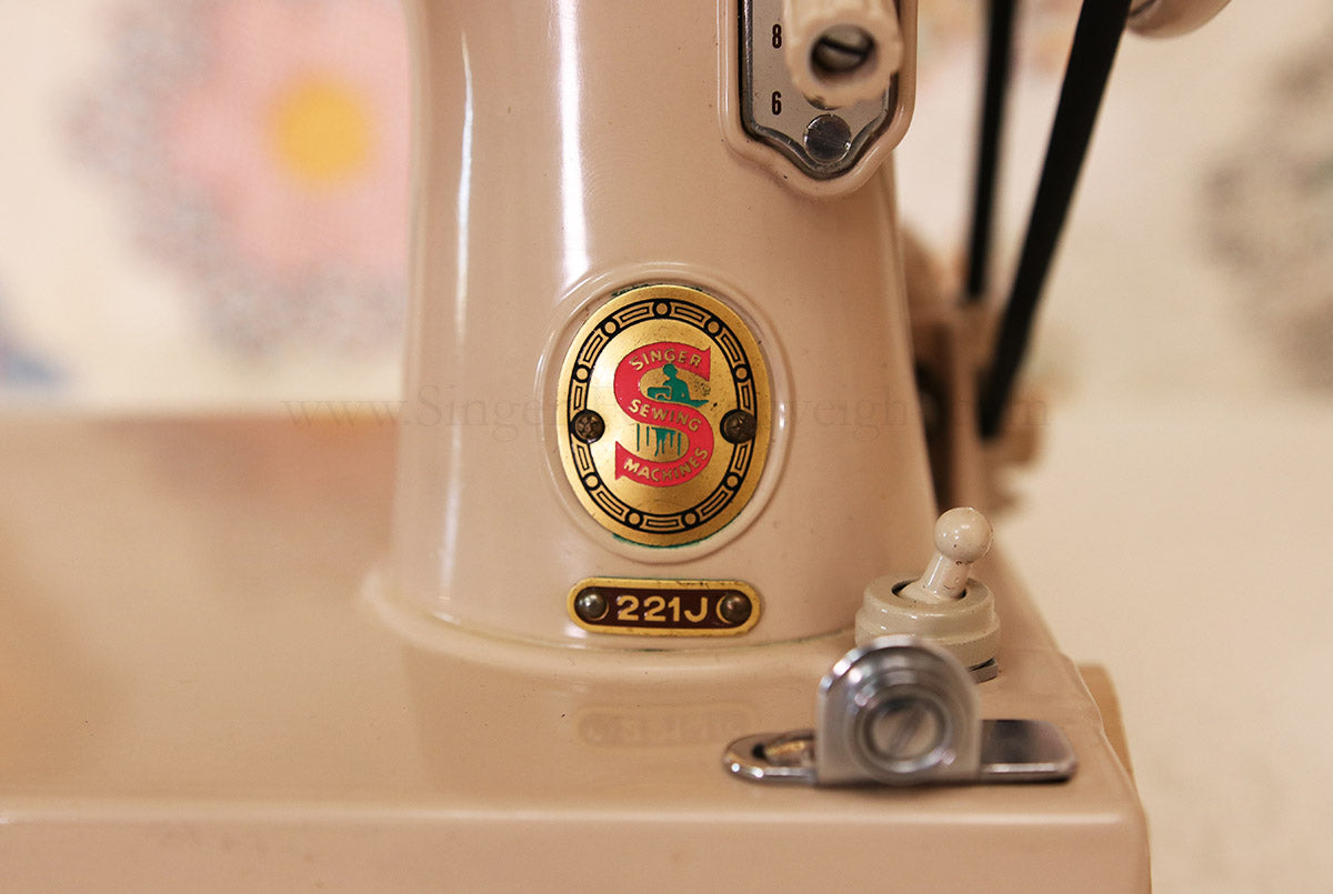 Singer Featherweight 221 Sewing Machine, TAN JE157***