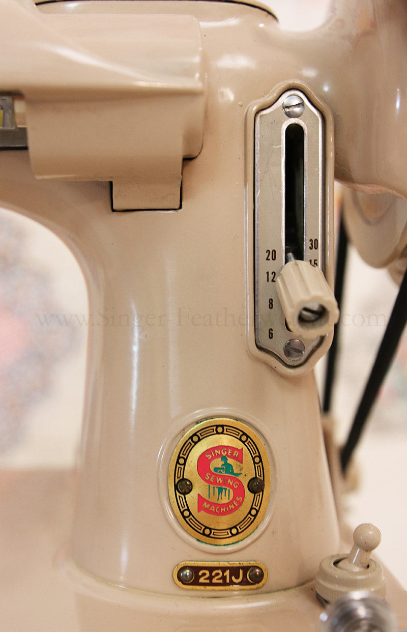 Singer Featherweight 221 Sewing Machine, TAN JE157***