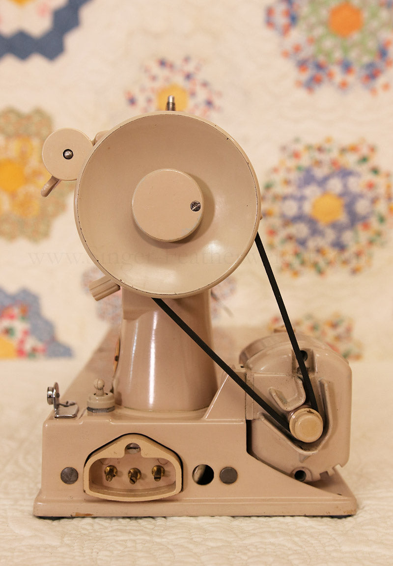 Singer Featherweight 221 Sewing Machine, TAN JE157***