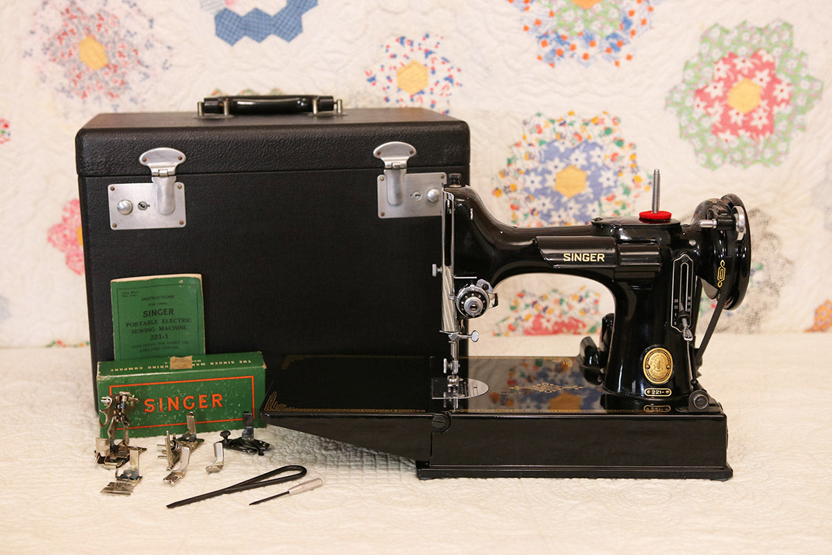 Singer Featherweight 221 Sewing Machine, AL541***